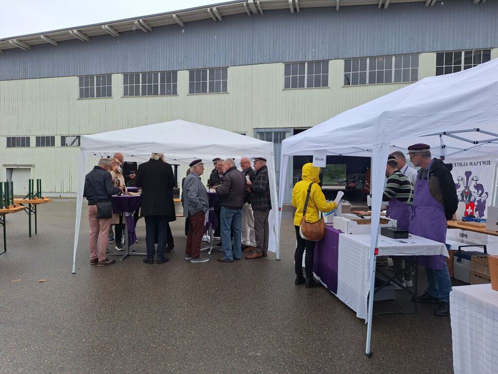 .. die ersten Kunden