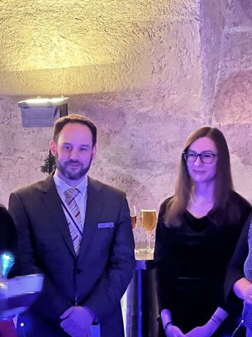 Hektor und Julia lauschen gespannt