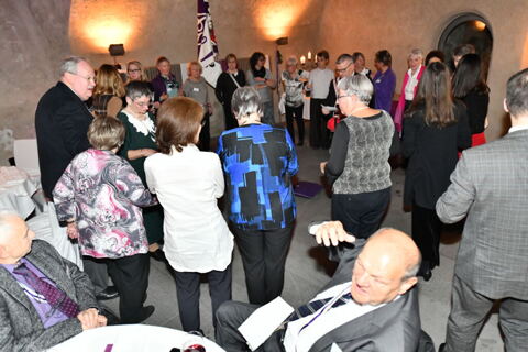 die Damen bilden einen Kreis