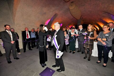 und mit Rebensaft besiegelt 