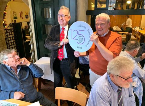 Kick überreicht das teure Geschenk